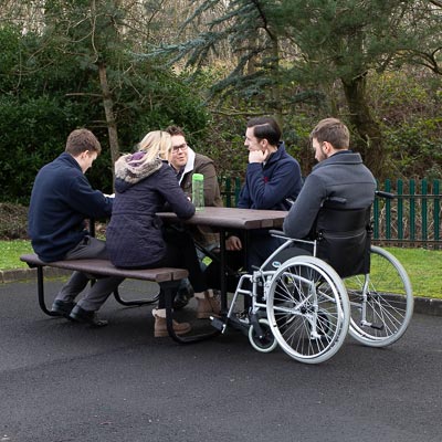 Rollstuhlgerechte Picknicktische
