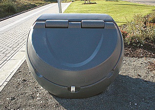 Streugutbehälter Orbistor™ 800L in grau auf der straße gelegen