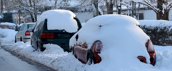 Drei geparkte Autos, umgeben von Schnee