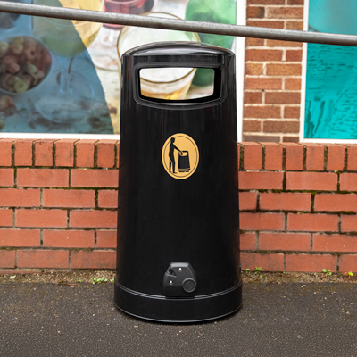 Ein schwarzer Abfalleimer