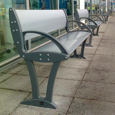 Alturo™  Sitzbank mit Rückenlehne für draußen