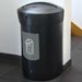 Envoy™ 110L Recycling-Behälter mit Schwingdeckel für Restabfall